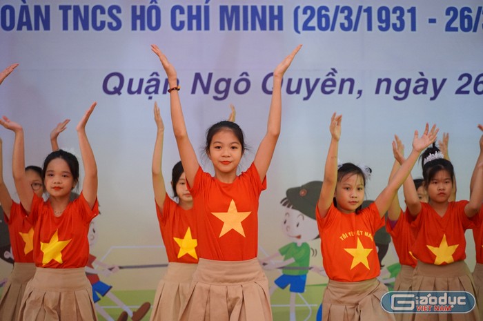 Mỗi tiết mục đều lồng ghép những thông điệp về tình yêu, niềm tự hào về đất nước Việt Nam (Ảnh: Phạm Linh)