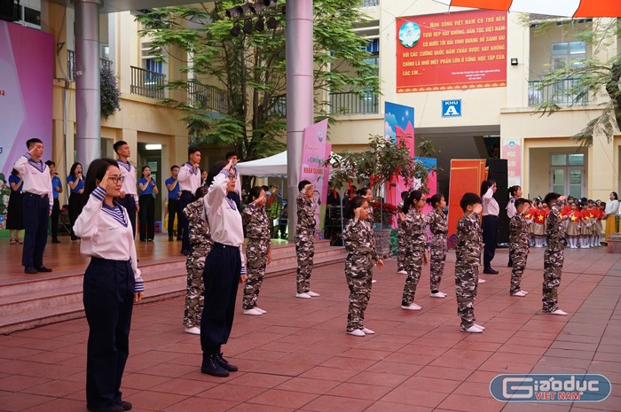 Các chiến sĩ đến từ Đoàn 6 Hải Quân cùng học sinh biểu diễn tiết mục hát múa &quot;Chúng tôi là chiến sĩ&quot; (Ảnh: Phạm Linh)