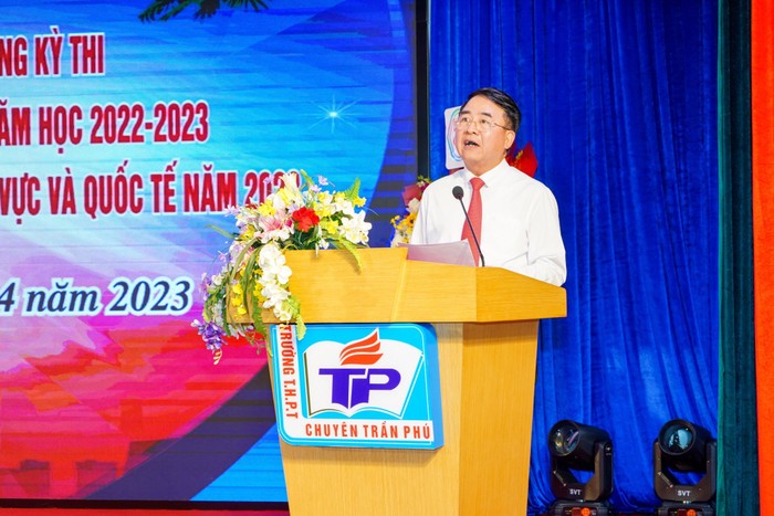 Phó Chủ tịch Uỷ ban nhân dân thành phố Hải Phòng Lê Khắc Nam bày tỏ vui mừng khi ngành giáo dục thành phố liên tiếp gặt hái được nhiều thành tựu đáng mừng (Ảnh: CTV)
