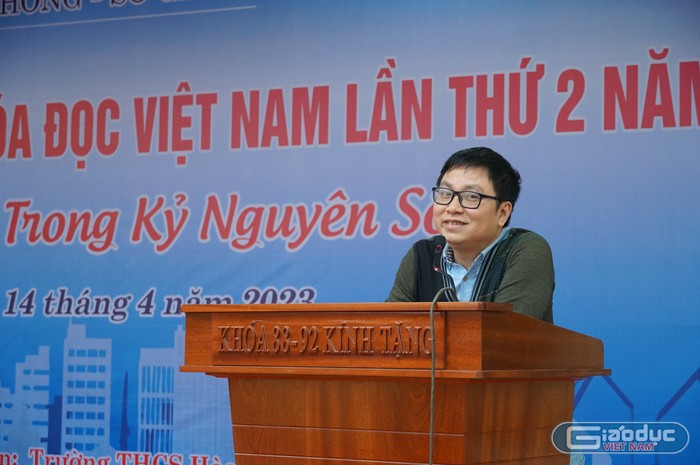 Đại tá, Nhà văn Nguyễn Đình Tú chia sẻ cùng học sinh và giáo viên về văn hoá đọc (Ảnh: Phạm Linh)
