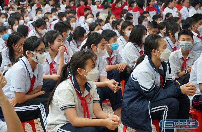 Hơn 500 học sinh, giáo viên tham gia toạ đàm về văn hoá đọc sách (Ảnh: Phạm Linh)