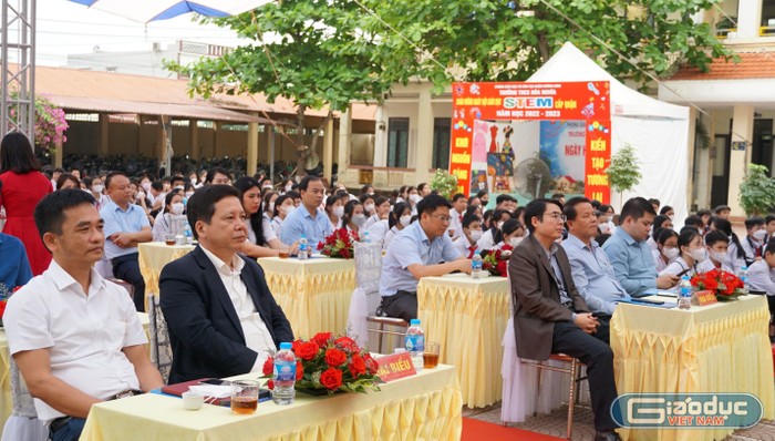 Các đại biểu tham sự tọa đàm về Ngày Sách và Văn hóa đọc Việt Nam lần thứ 2 năm 2023 trên địa bàn thành phố với chủ đề: “Đọc sách trong kỷ nguyên số” (Ảnh: Phạm Linh)