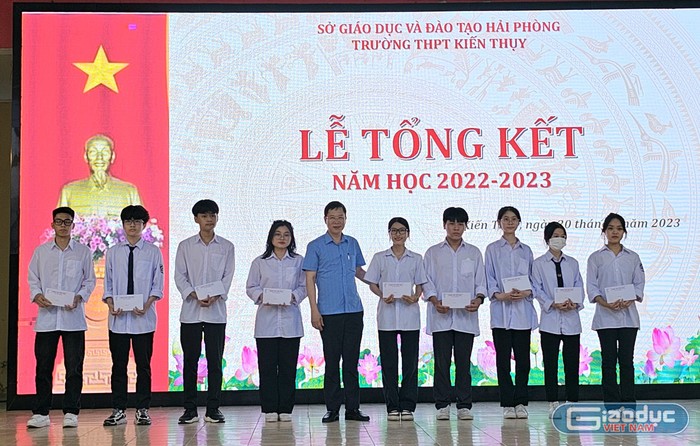 Lãnh đạo nhà trường biểu dương khen thưởng những học sinh xuất sắc trong năm học 2022 - 2023 (Ảnh: Phạm Linh)