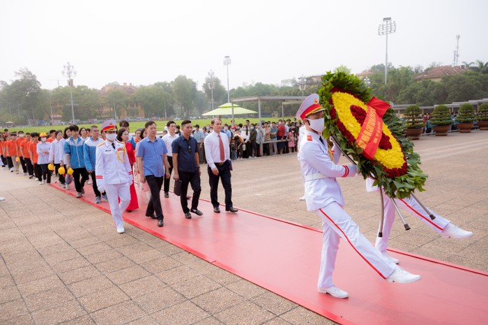 Đội tuyển học sinh giỏi năm học 2022 - 2023 của Trường Trung học phổ thông Kiến Thuỵ trong buổi lễ báo công tại Lăng Bác (Ảnh: CTV)