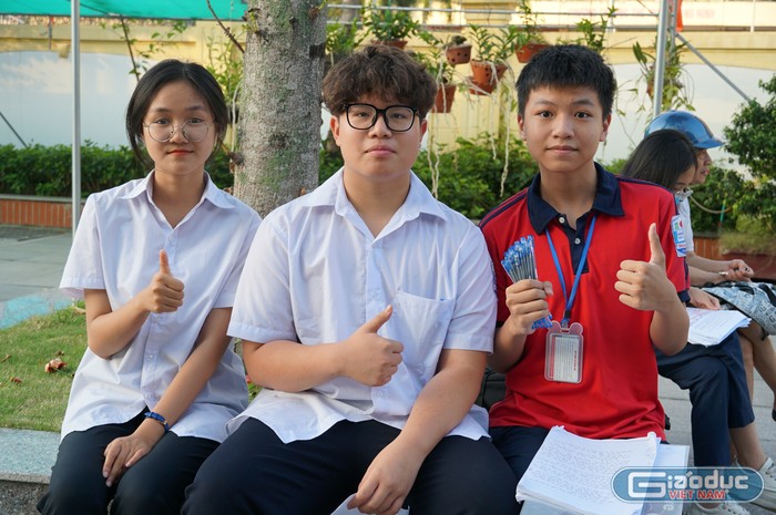 Em Nguyễn Bảo Nam – học sinh Trường Trung học cơ sở Trọng Điểm (bên phải ngoài cùng) mang theo rất nhiều bút để hỗ trợ bạn học nếu gặp sự cố (Ảnh: Phạm Linh)