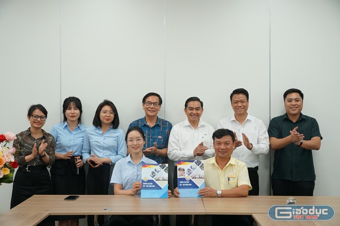 Trường Cao đẳng Việt - Hàn Quảng Ninh và Công ty TNHH Công nghiệp Jinko Solar Việt Nam cũng ký biên bản thỏa thuận hợp tác