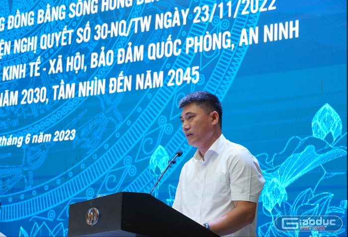 Ông Phạm Anh Tuấn – Giám đốc Sở Giáo dục và Đào tạo Hà Nam trình bày tham luận tại hội nghị (Ảnh: Phạm Linh)