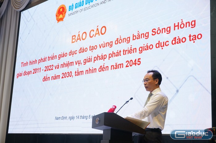 Thứ trưởng Bộ Giáo dục và Đào tạo Hoàng Minh Sơn đã báo cáo tóm tắt tình hình phát triển giáo dục, đào tạo vùng đồng bằng sông Hồng giai đoạn 2011 – 2021 (Ảnh: Lã Tiến)