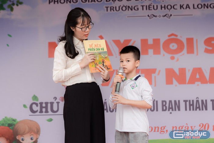 Cô giáo Nguyễn Thị Lan Phương cùng học sinh tại hoạt động hưởng ứng Ngày hội sách Việt Nam (Ảnh: Phạm Linh)