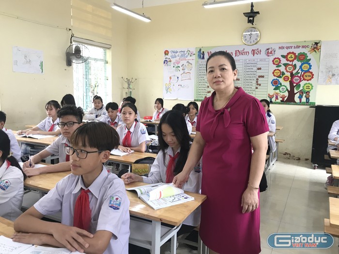 Cô giáo Nguyễn Thị Anh Vân chia sẻ về hành trình đổi mới bản thân để thực hiện tốt công tác giảng dạy theo chương trình mới (Ảnh: Phạm Linh)