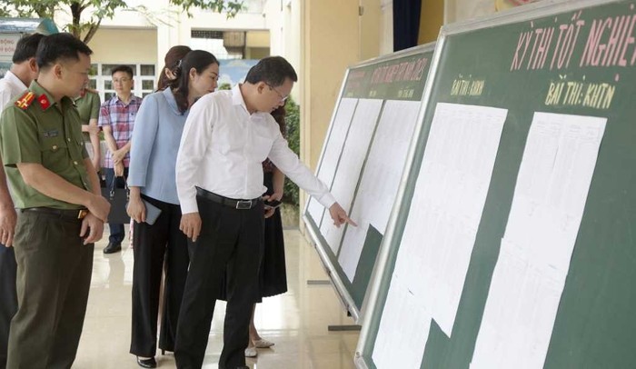 Quyền Chủ tịch Uỷ ban nhân dân tỉnh Quảng Ninh đã kiểm tra tại điểm thi Trường Trung học phổ thông Lê Quý Đôn (Ảnh: TC)