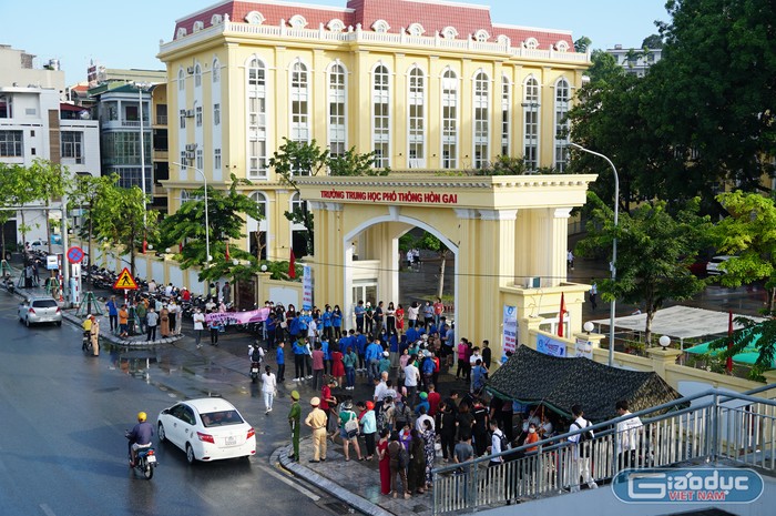 Khu vực cổng trường có sự hỗ trợ của lực lượng thanh niên tình nguyện, cảnh sát giao thông (Ảnh: Phạm Linh)
