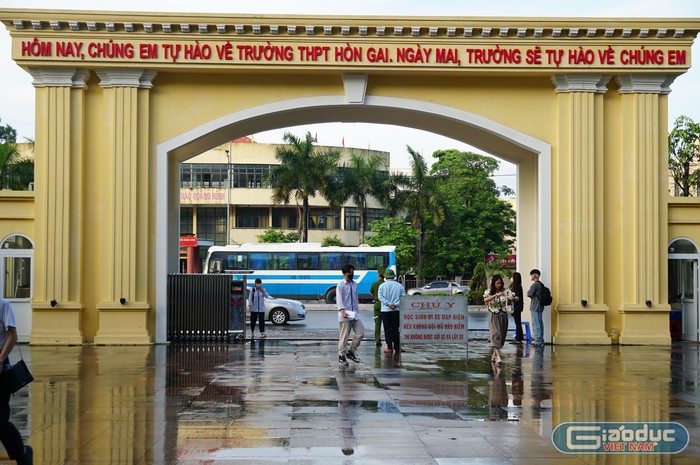 Thời tiết sáng 28/6 ở Quảng Ninh mát mẻ, dễ chịu tạo điều kiện thuận lợi cho các sĩ tử trong ngày thi đầu tiên (Ảnh: Phạm Linh)