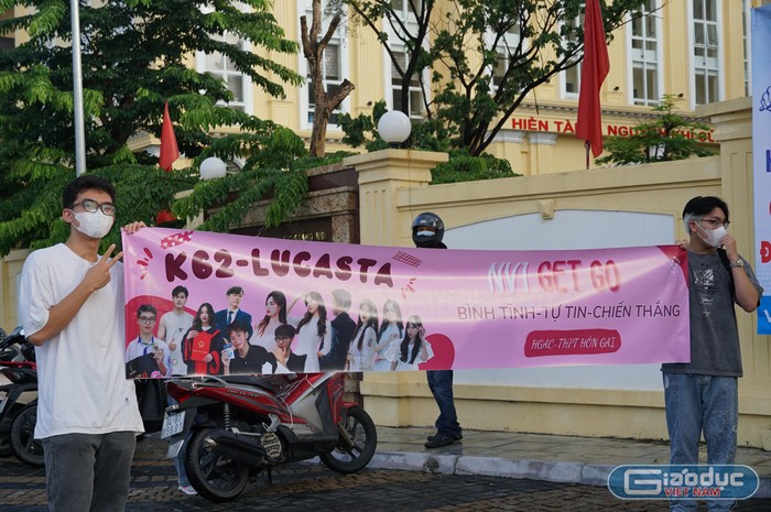 Học sinh Trường Trung học phổ thông Hòn Gai chuẩn bị banner cổ vũ cho bạn học (Ảnh: Phạm Linh)