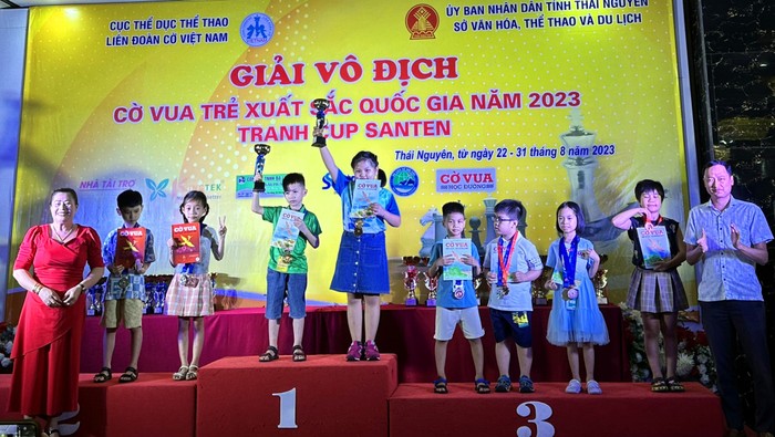Em Lê Nguyên Phong (áo xanh, bục số 1) giành huy chương Vàng ở nội dung cờ chớp, U7 nam (Ảnh: CTV)