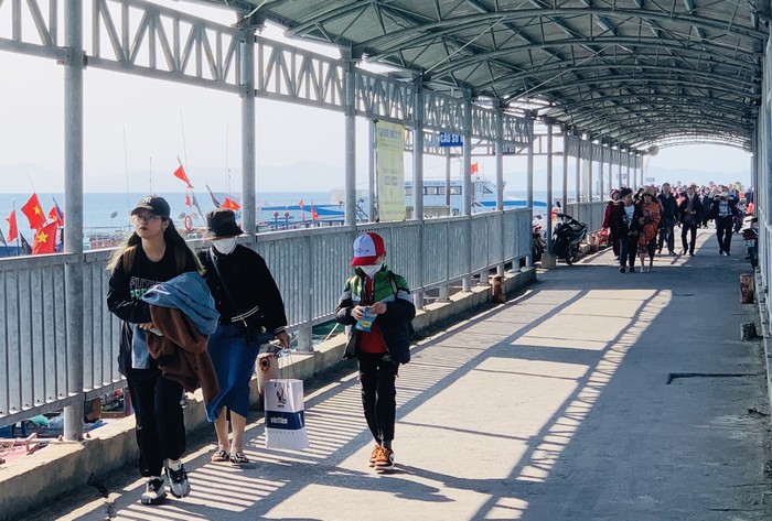 Từ ngày 15/9/2023, huyện Cô Tô thí điểm yêu cầu bắt buộc tất cả các hành khách không mang túi nilon và đồ nhựa dùng một lần ra đảo (Ảnh: CTV)