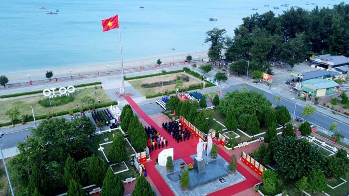 Nghi lễ thượng cờ tại Khu Di tích Quốc gia đặc biệt - Khu lưu niệm Chủ tịch Hồ Chí Minh trên huyện đảo Cô Tô (Ảnh: CTTĐT)