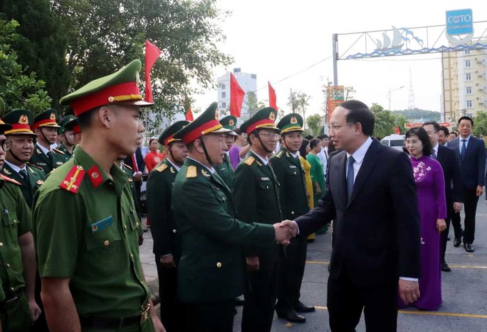 Ông Nguyễn Xuân Ký - Bí thư Tỉnh ủy, Chủ tịch Hội đồng nhân dân tỉnh Quảng Ninh trò chuyện với quân và dân trên huyện đảo Cô Tô (Ảnh: CTTĐT)