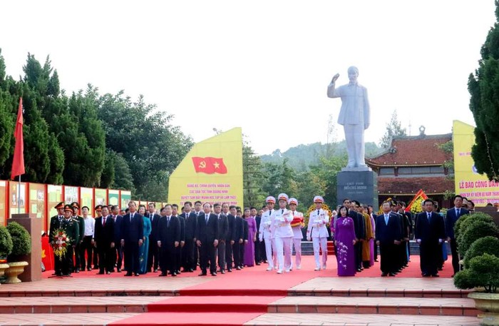 Lãnh đạo tỉnh Quảng Ninh và đại diện các tầng lớp công, nông, trí thức, lực lượng vũ trang, cán bộ công nhân ngành Than và quần chúng nhân dân trên huyện đảo Cô Tô làm nghi lễ chào cờ (Ảnh: CTTĐT)