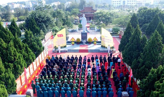 Đoàn đại biểu Quảng Ninh đã báo công dâng lên Bác những thành tích trong phong trào thi đua, những thành tựu đạt được của tỉnh Quảng Ninh qua 60 năm xây dựng và phát triển (Ảnh: CTTĐT)