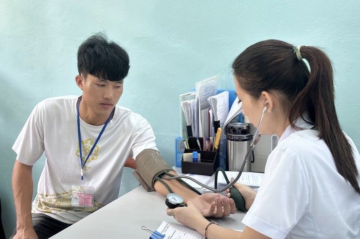 Học sinh tại Phân hiệu đào tạo Hoành Bồ của Trường Cao đẳng Than - Khoáng sản Việt Nam kiểm tra sức khoẻ tại Trạm y tế của nhà trường (Ảnh: Dương Trường)