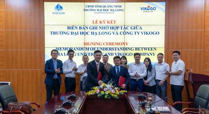 Đại diện Trường Đại học Hạ Long và Công ty Cổ phần Tập đoàn VIKO GLOBAL ký kết thoả thuận hợp tác (Ảnh: PL)