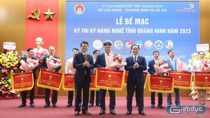 Ban tổ chức tuyên dương, trao thưởng cho thí sinh đạt kết quả tốt tại Kỳ thi kỹ năng nghề tỉnh Quảng Ninh năm 2023 (Ảnh: PL)