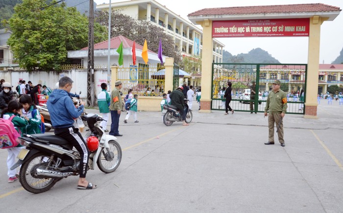 Lực lượng cựu chiến binh túc trực để điều tiết giao thông, đảm bảo an toàn cho học sinh và phụ huynh của Trường Tiểu học và Trung học cơ sở Minh Khai (Ảnh: CTV)