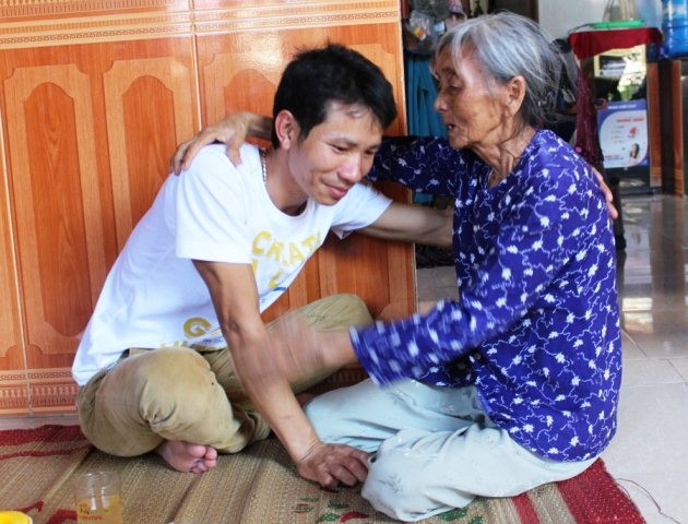 Bà Đồng Thị Thu ôm chầm lấy con trai sau bao nhiêu ngày trông ngóng