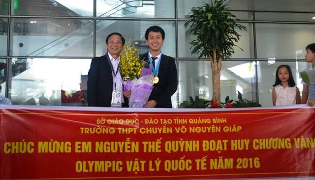Đoàn Quảng Bình đón em Nguyễn Thế Quỳnh - chủ nhân Huy chương Vàng Vật Lý quốc tế 2016 tại Hà Nội
