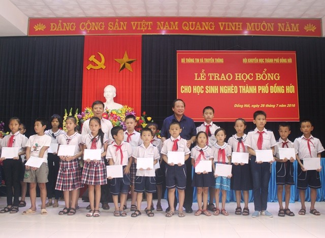 Bộ trưởng Trương Minh Tuấn trao quà cho học sinh nghèo vượt khó
