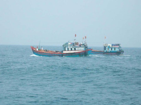 Ngư dân Quảng Bình phát hiện tàu tạ thả nhiều bao nilon xuống biển, nghi là chất thải nguy hại cho môi trường (Ảnh minh họa)