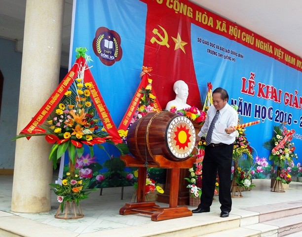 Bộ trưởng Trương Minh Tuấn đánh trống khai trường