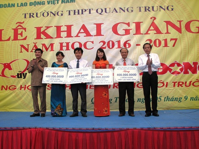 Trào quà cho giáo viên và học sinh 4 tỉnh miền Trung tại trường THPT Quang Trung