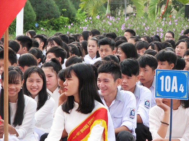 Nhiều em học sinh vùng biển ở Quảng Bình đã phải vượt qua rất nhiều khó khăn mới có thể đến trường
