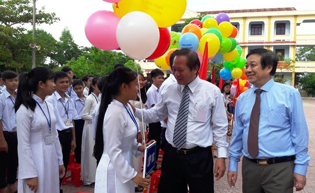 Bộ trưởng Trương Minh Tuấn tham dự lễ khai giảng với thầy và trò trường THPT Đồng Hới