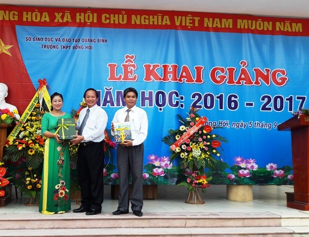 Bộ trưởng Trương Minh Tuấn trao quà cho giáo viên và học sinh trường THPT Đồng Hới
