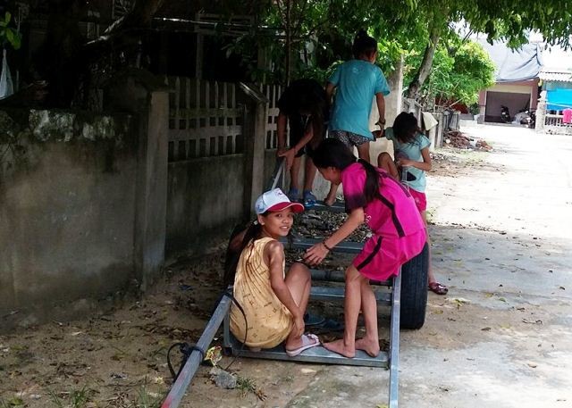 Gần 1.000 em học sinh ở xã Kỳ Hà vẫn chưa được đến trường vì phụ huynh muốn được miễn giảm hết các khoản đóng góp (Ảnh: Đ.N)