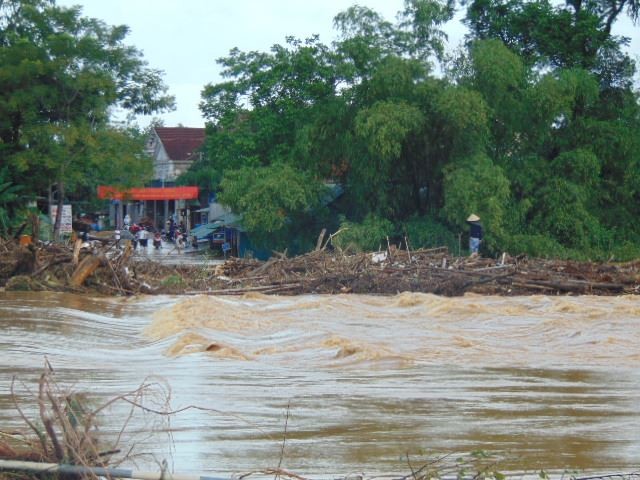 Nhiều tuyến đường ở Hương Sơn (Hà Tĩnh) bị ngập nặng (Ảnh: L.T)