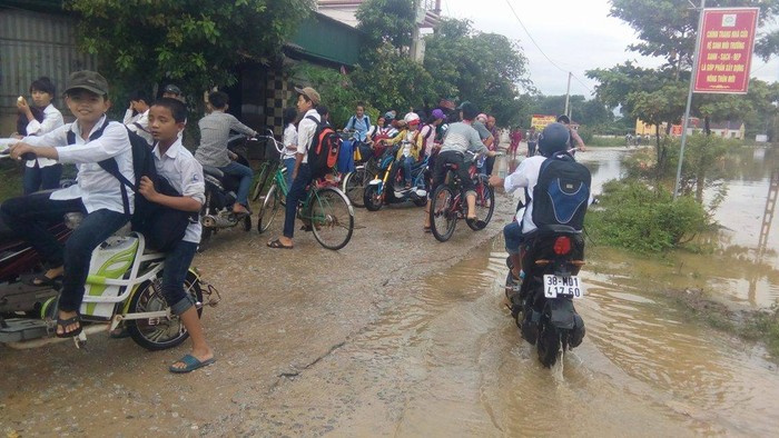 Học sinh ở 13 trường học trên địa bàn huyện Hương Sơn phải nghỉ học để đảm bảo an toàn (Ảnh: L.T)