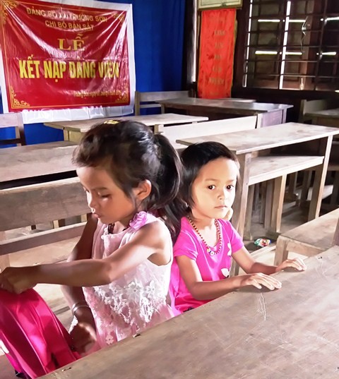 Chính quyền địa phương và thầy cô mong muốn, các em học sinh người Bru - Vân Kiều được học tập, có cơ hội phát triển bản thân như những học sinh ở nơi khác (Ảnh: Thủy Phan)