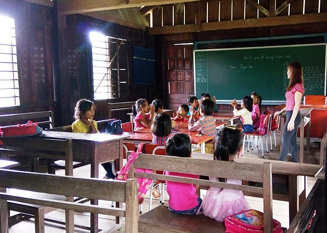 Lớp học ở nhà văn hóa thôn (Ảnh: Thủy Phan)