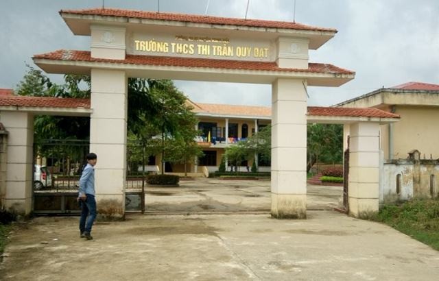 Trường THCS thị trấn Quy Đạt, nơi bị chậm hàng trăm tiết học (Ảnh: Thủy Phan)