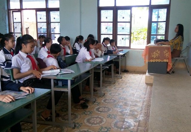 Hiện thầy và trò trường THCS thị trấn Quy Đạt đang chạy sô học bù để đuổi kịp chương trình (Ảnh: Thủy Phan)
