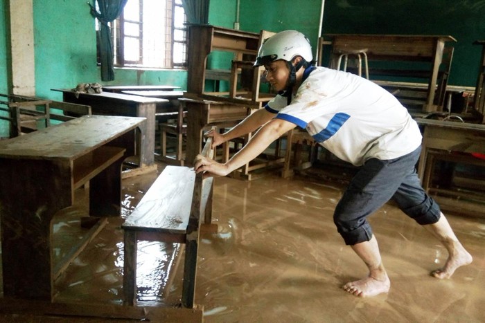Thầy và trò trường THCS Văn Hóa dọn dẹp trường lớp sau khi nước rút (Ảnh: T.P)