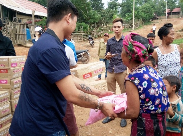 Những món hàng cứu trợ giúp người dân phần nào vượt qua cái đói.