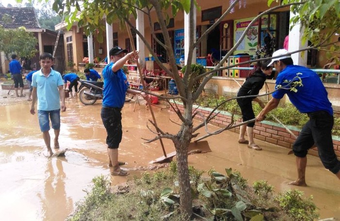Đoàn viên thanh niên ở huyện đoàn Bố Trạch (Quảng Bình) giúp thầy cô trường mầm non Liên Trạch dọn dẹp sau lũ. (Ảnh: Đ.T)