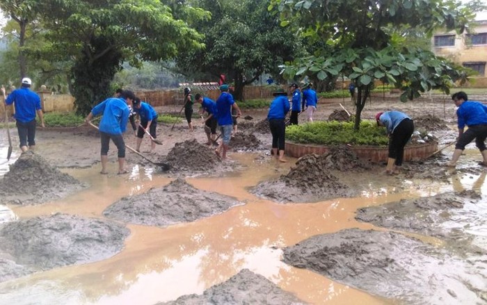 Hàng tấn bùn đất đọng lại ở trường Tiểu học Liên Trạch được các đoàn viên dọn sạch. (Ảnh: Đ.T)