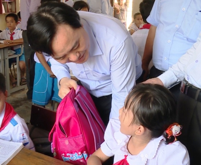 Bộ trưởng động viên, thăm hỏi các em học sinh trường Tiểu học Đại Phong (huyện Lệ Thủy, Quảng Bình). (Ảnh: L.T)