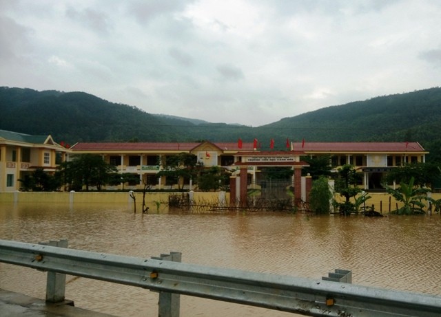 Nhiều trường học ở Quảng Bình lại bị lũ nhấn chìm.